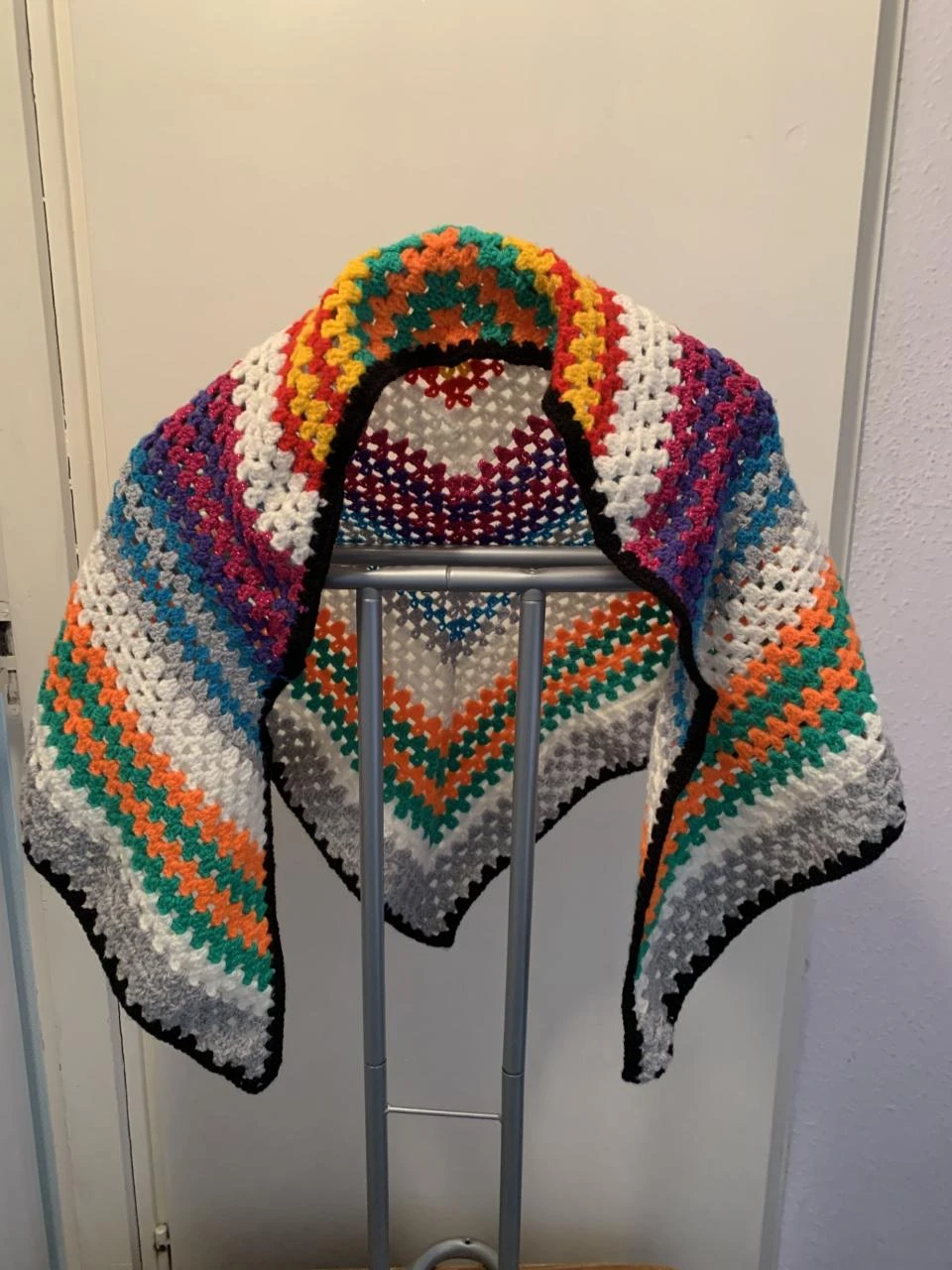 Meerkleurige handgemaakte omslagdoek.
